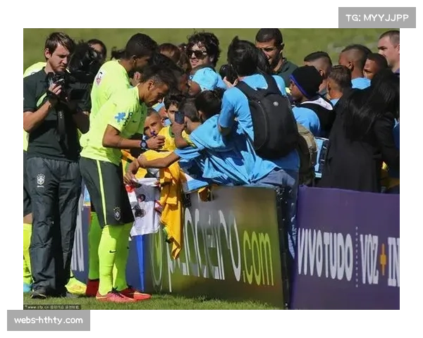 巴黎市郊社区足球赛,孩子们身着内马尔旧款球衣参赛 巴黎市郊社区足球赛,孩子们身着内马尔旧款球衣参赛
